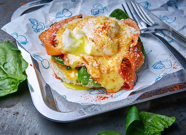 Фото - Рецепт для воскресного завтрака: яйцо Бенедикт с лососем и копченой паприкой