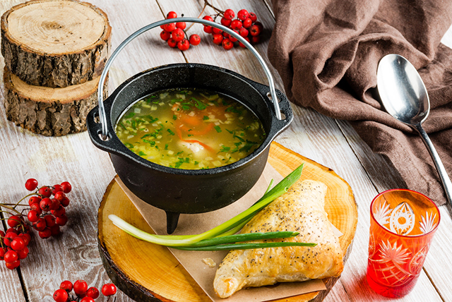 3 варианта традиционного русского обеда: солянка, уха из стерляди и щи из щаницы