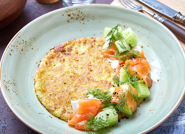 Фото - Рецепт для воскресного завтрака: картофельный драник со слабосоленым лососем, сливочным сыром и огурцом