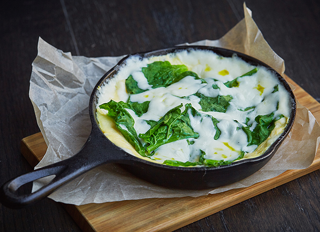 Фото - Рецепт для воскресного завтрака: омлет со шпинатом и моцареллой
