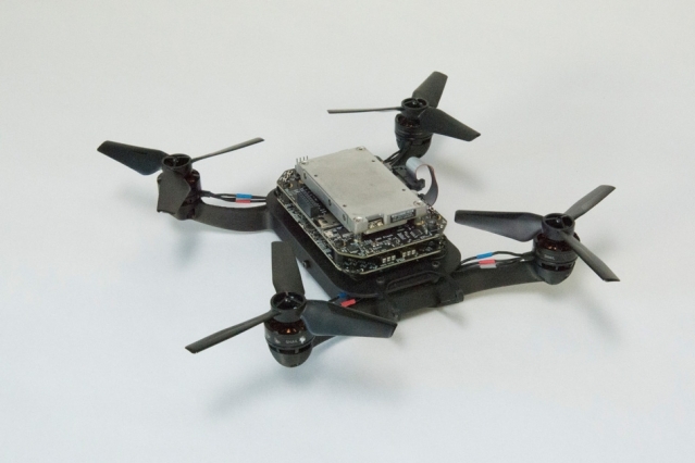 Фото - Исследователи начали обучать дронов в виртуальной реальности во избежание столкновений»