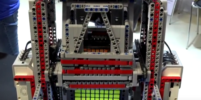Фото - Робот из Lego собрал большой кубик Рубика за полчаса