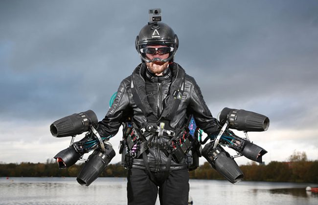 Фото - Изобретатель летательного костюма испытал его и поставил мировой рекорд скорости