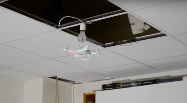 Фото - #видео | Сколько дронов нужно для того, чтобы заменить лампочку?