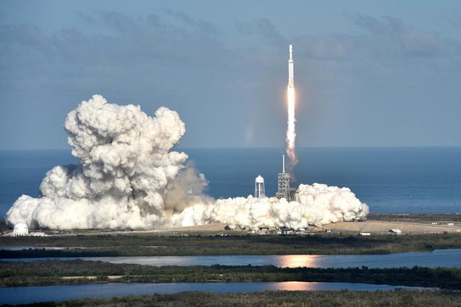 Фото - Помимо электромобиля ракета Falcon Heavy отправила в космос секретный груз