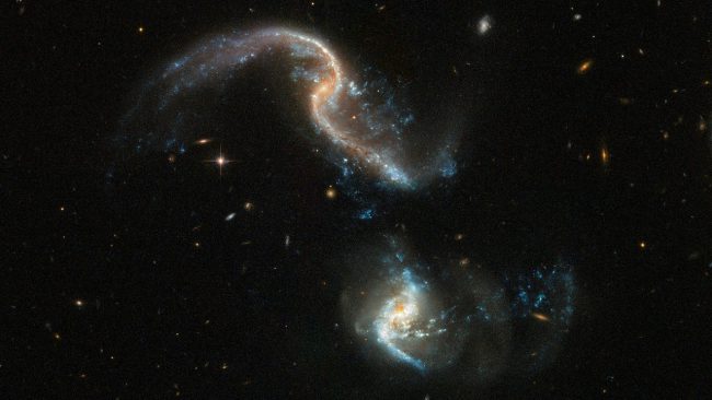 Фото - #фото дня | Телескоп «Хаббл» запечатлел две сливающиеся галактики