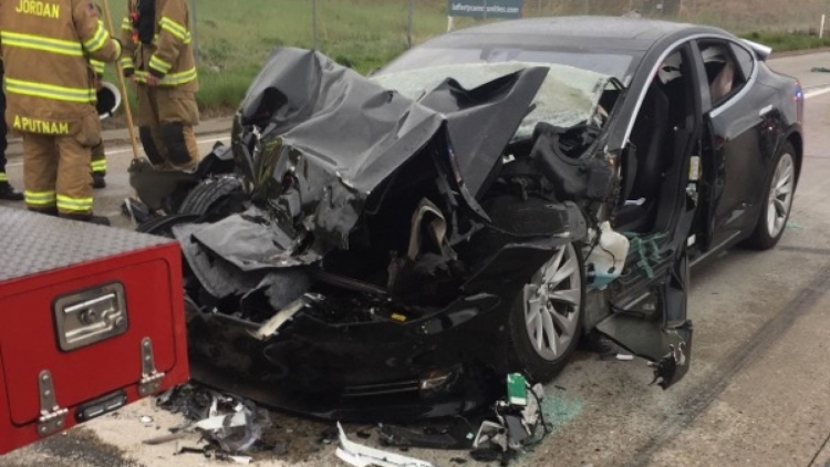 Фото - В США начали расследование аварии Tesla Model S, двигавшейся с включённым автопилотом»